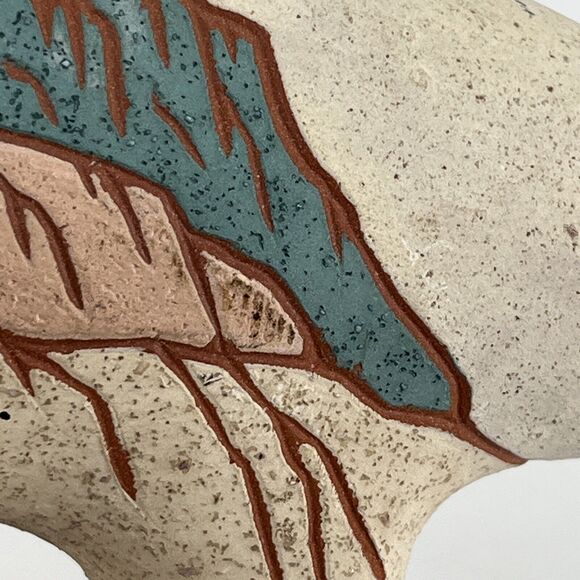 NATIVE AMERICAN HAND-ETCHED/PAINTED BEAR SCULPTURE SIGNED - Picture 9 of 13